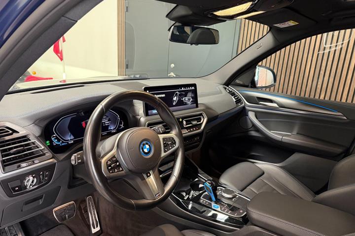 Blå BMW iX3 fra 2022