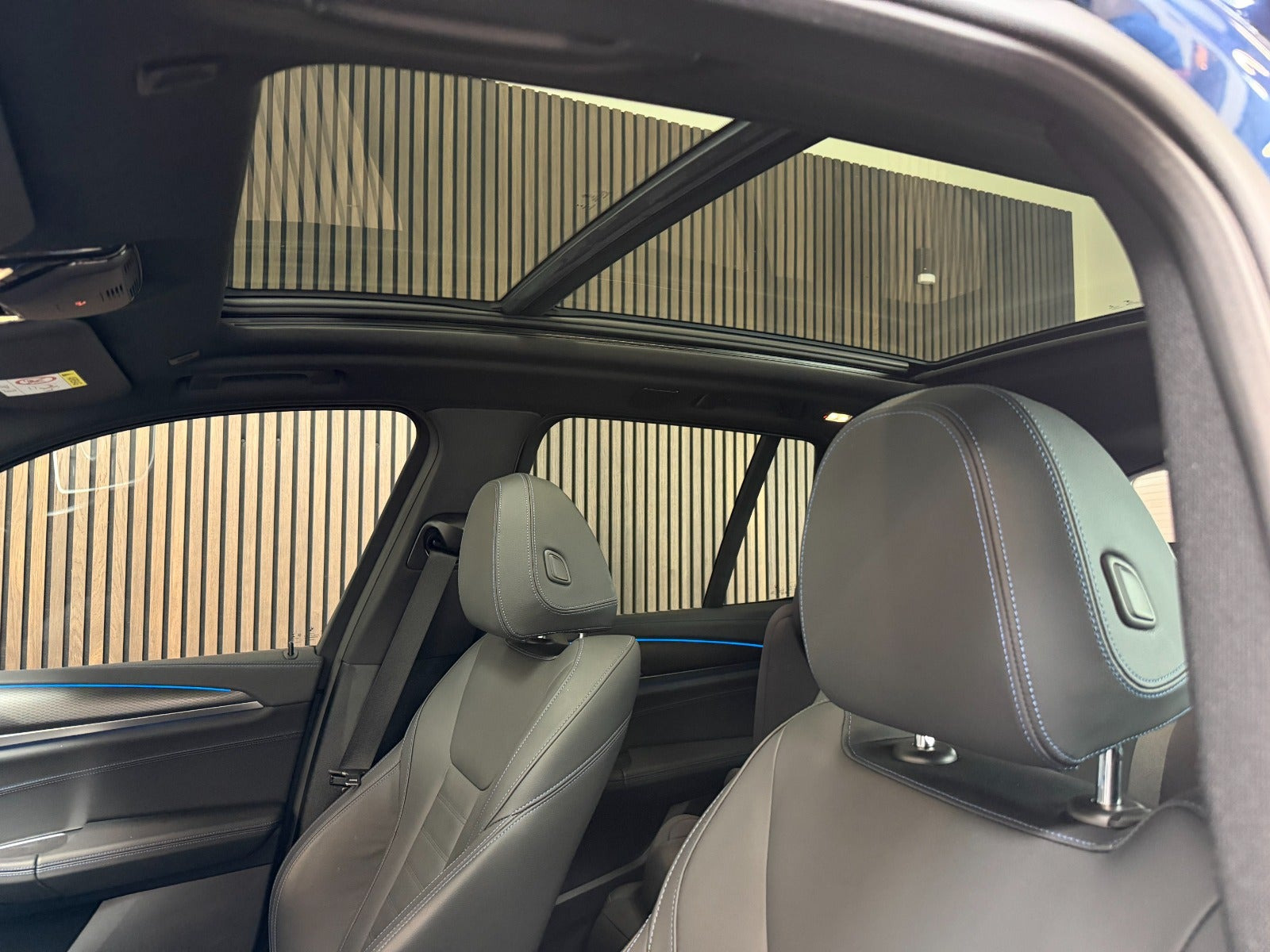 Blå BMW iX3 fra 2022