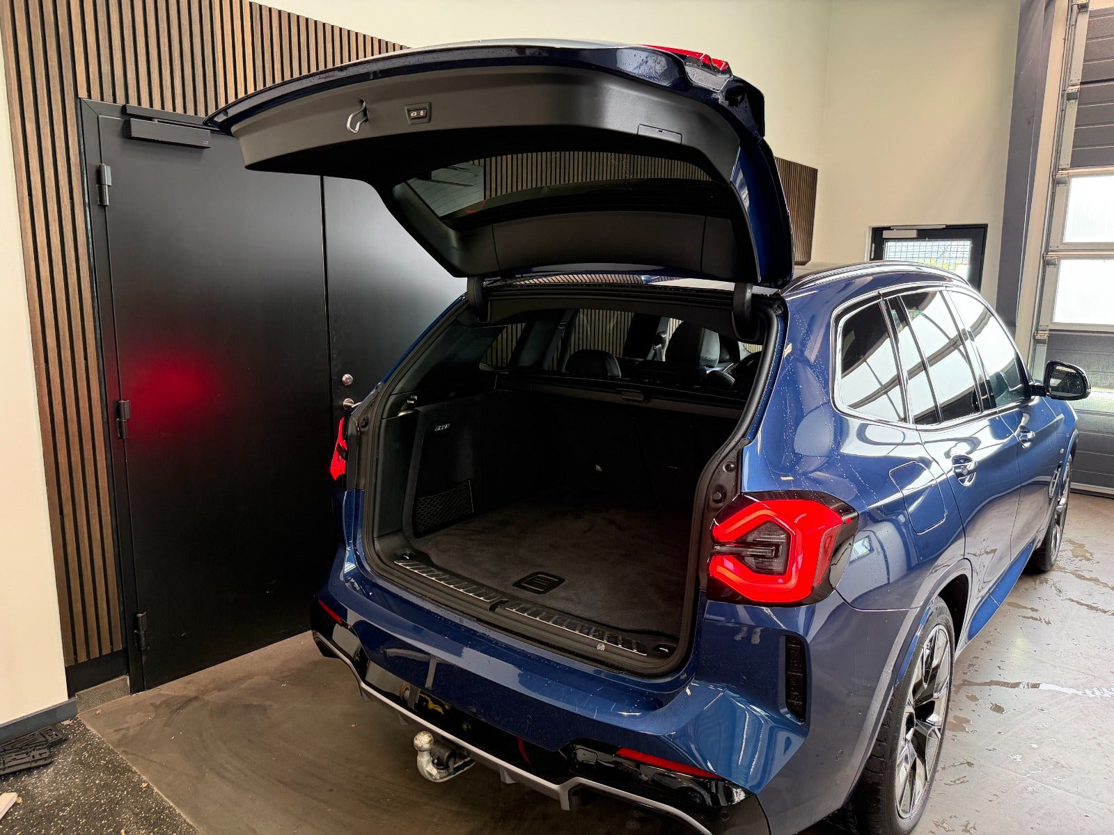 Blå BMW iX3 fra 2022