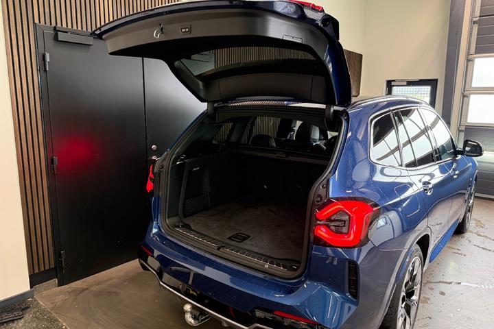Blå BMW iX3 fra 2022