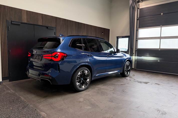 Blå BMW iX3 fra 2022