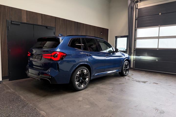 Blå BMW iX3 fra 2022