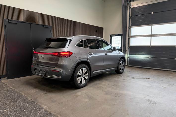 Grå Mercedes EQA300 fra 2024