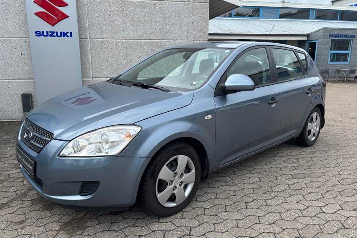 Blå Kia Ceed fra 2008 set udefra