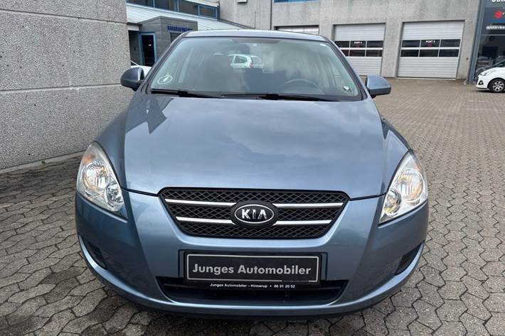 Blå Kia Ceed fra 2008