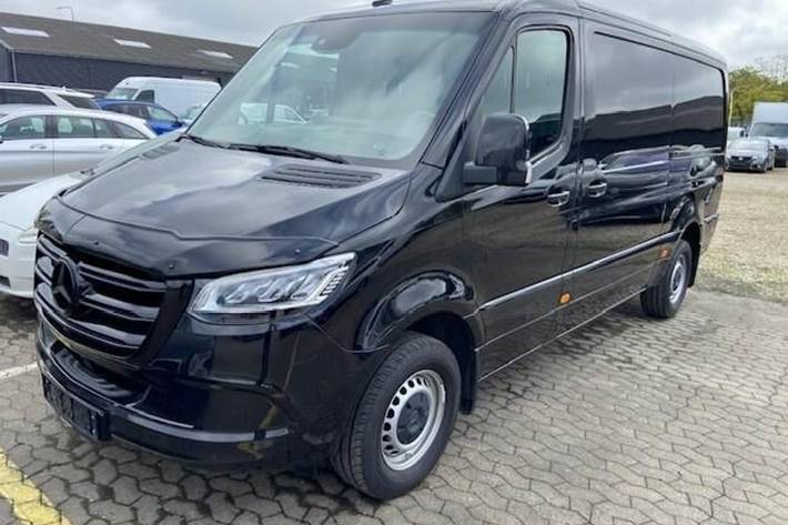 Sort Mercedes Sprinter fra 2023