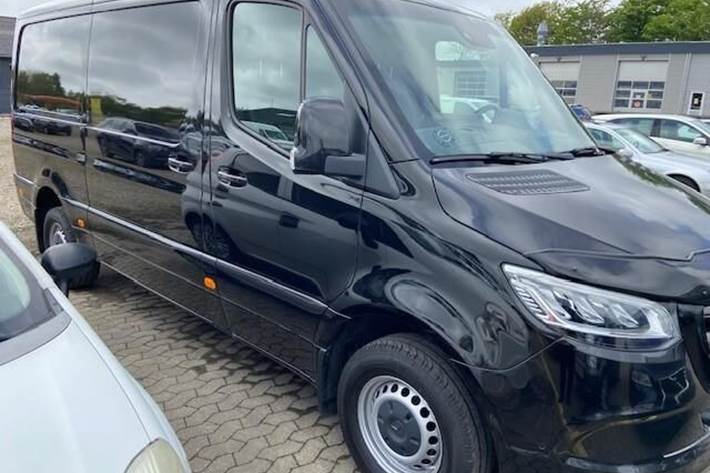 Sort Mercedes Sprinter fra 2023