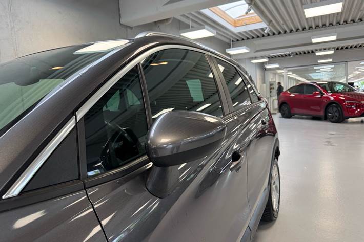 Grå Opel Crossland X fra 2020