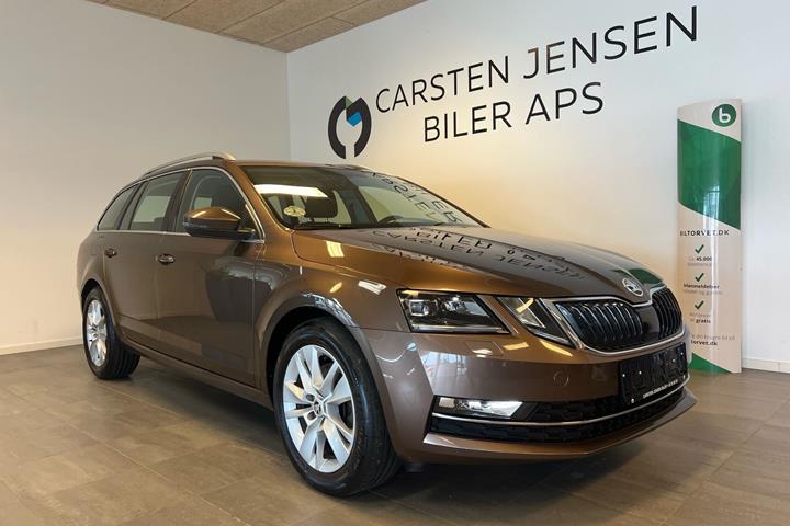 Brun Skoda Octavia fra 2019 set udefra