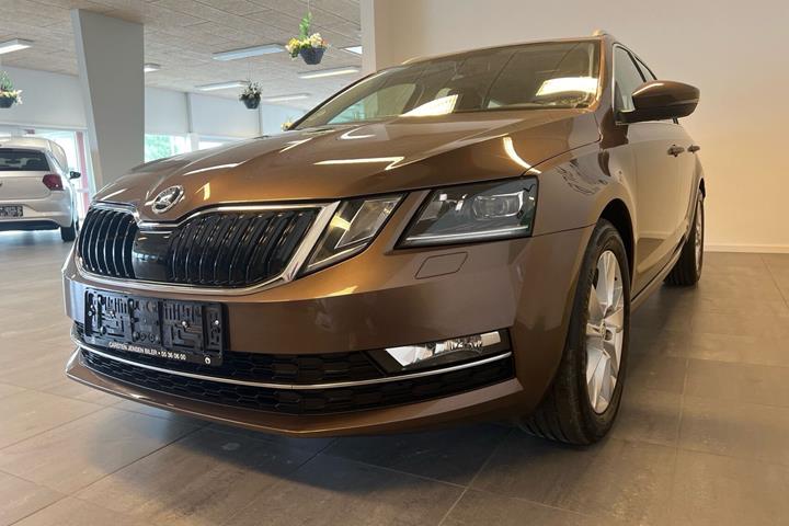Brun Skoda Octavia fra 2019