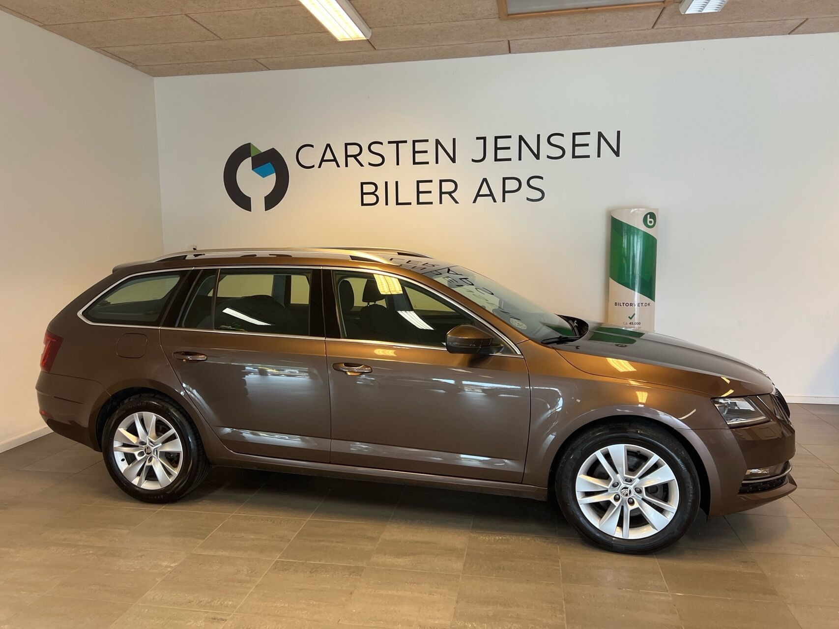 Brun Skoda Octavia fra 2019