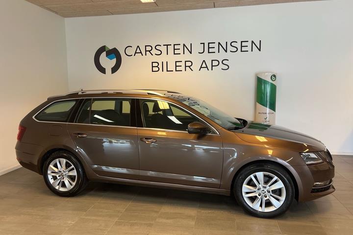 Brun Skoda Octavia fra 2019