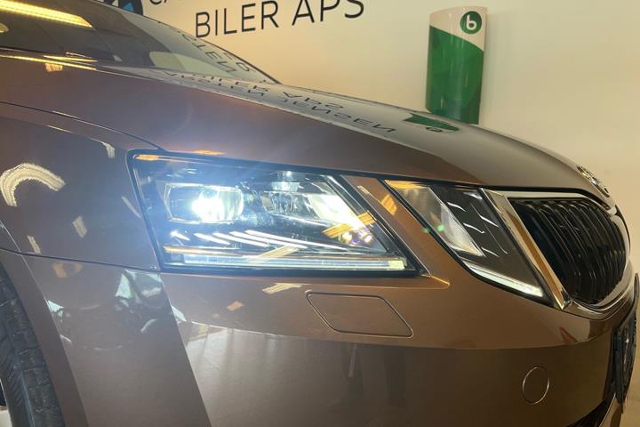 Brun Skoda Octavia fra 2019