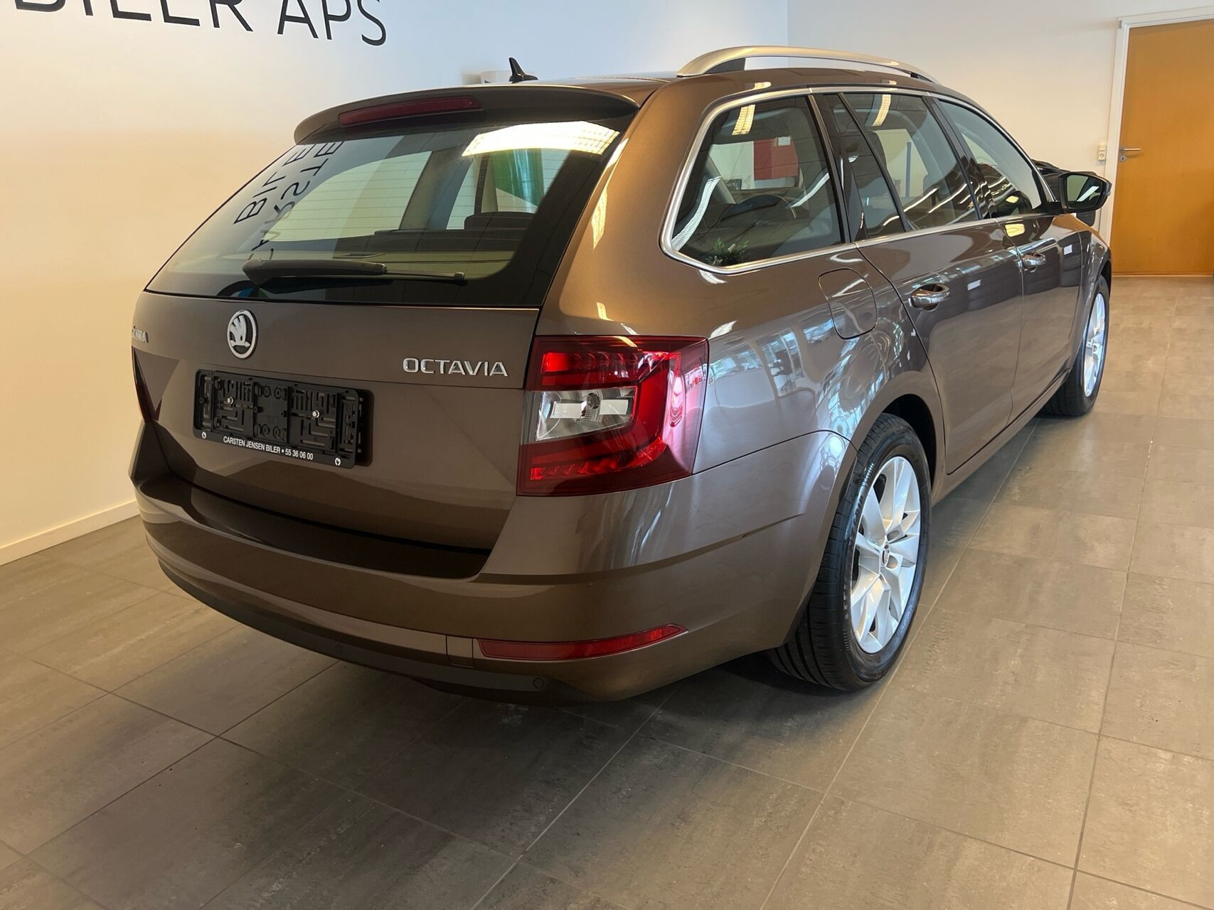 Brun Skoda Octavia fra 2019