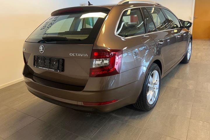 Brun Skoda Octavia fra 2019