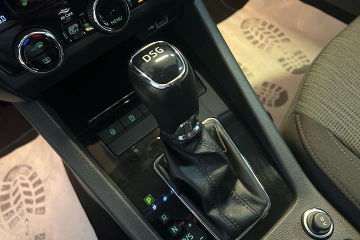 Brun Skoda Octavia fra 2019