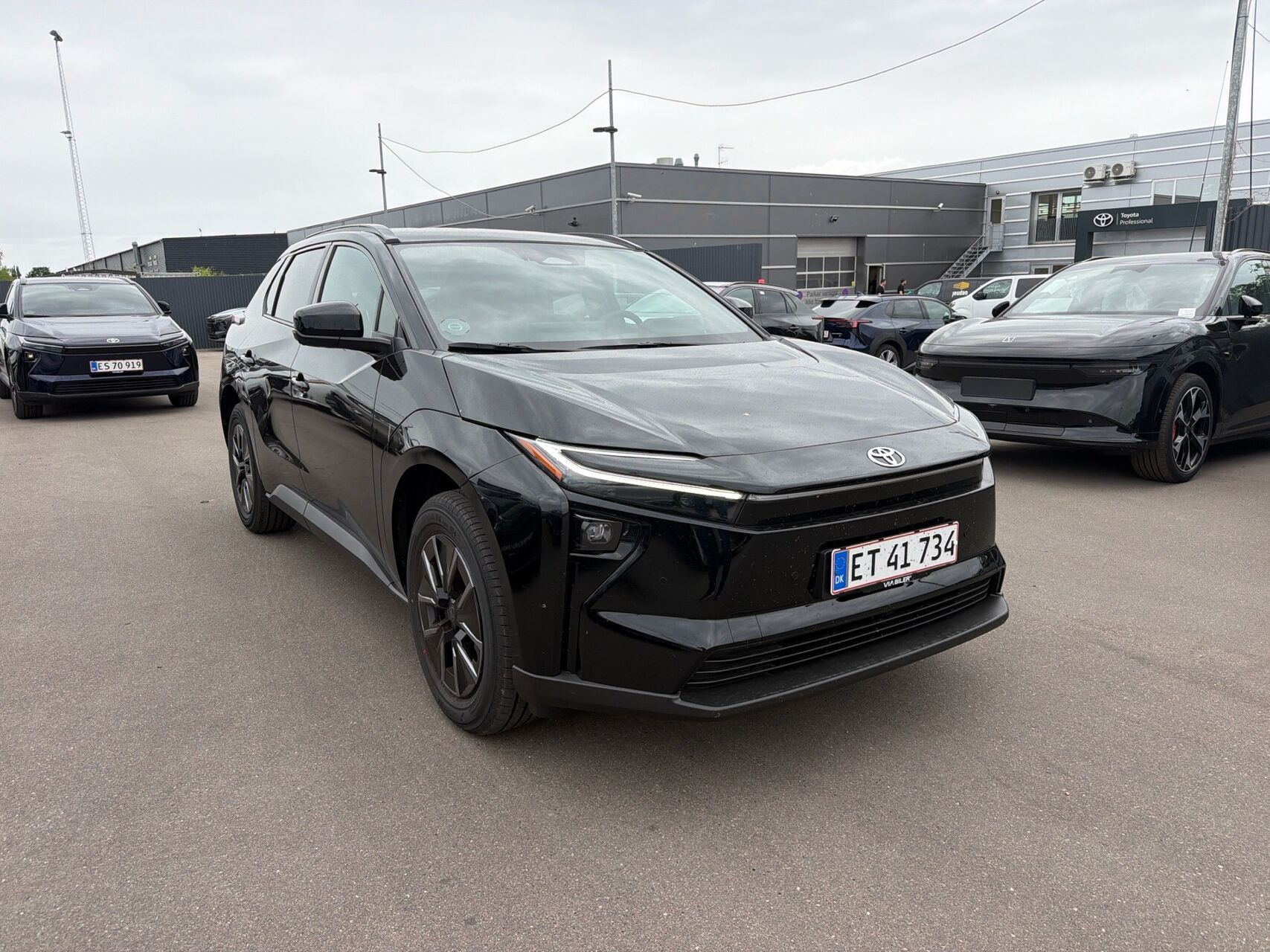 Sort Toyota BZ4X fra 2026