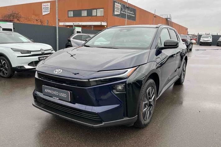 Blå Toyota BZ4X fra 2026 set udefra