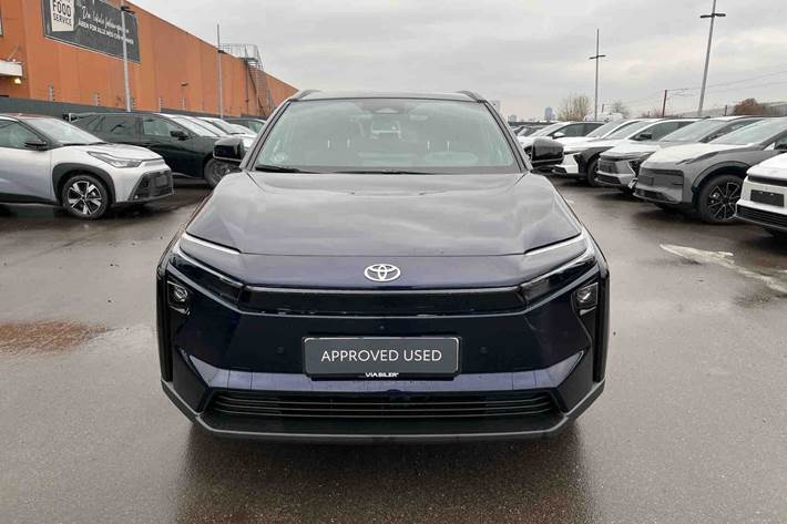 Blå Toyota BZ4X fra 2026
