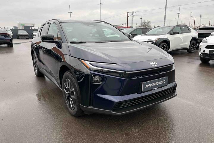 Blå Toyota BZ4X fra 2026