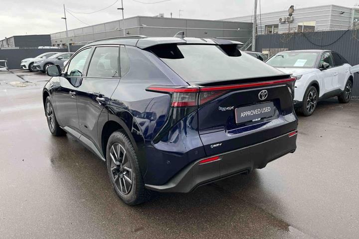 Blå Toyota BZ4X fra 2026