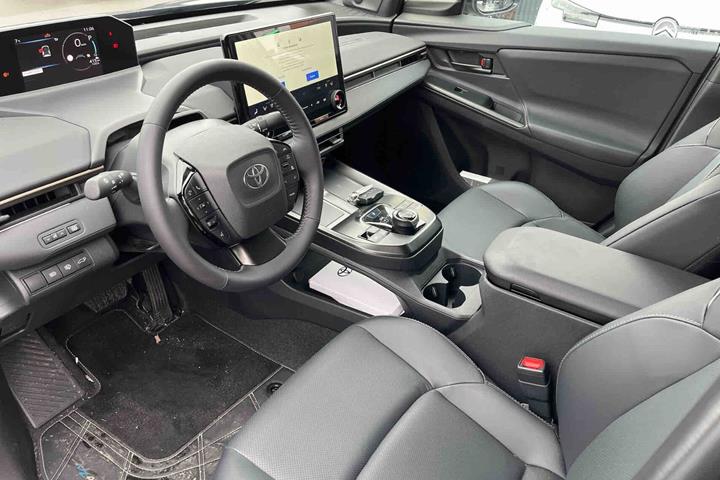 Blå Toyota BZ4X fra 2026