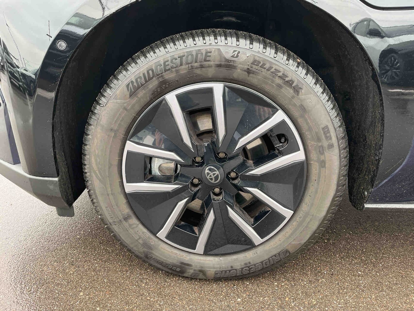 Blå Toyota BZ4X fra 2026
