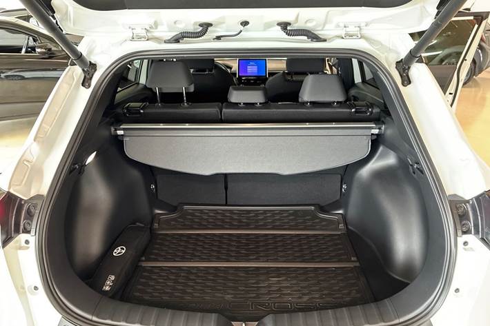 Hvid Toyota Corolla Cross fra 2023