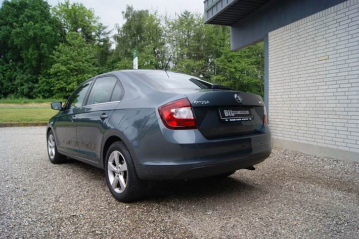 Grå Skoda Rapid fra 2019