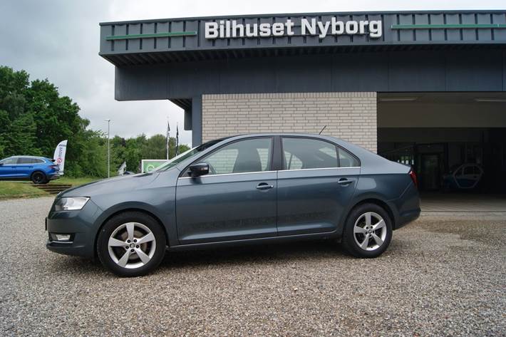 Grå Skoda Rapid fra 2019