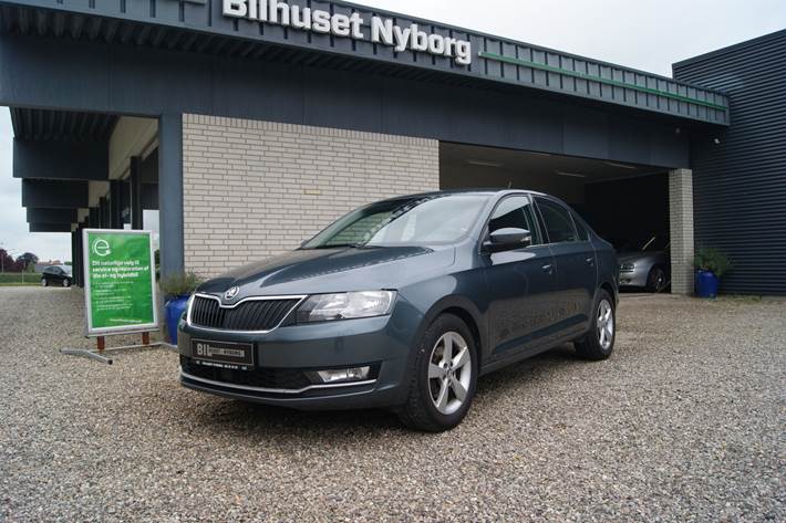 Grå Skoda Rapid fra 2019 set udefra