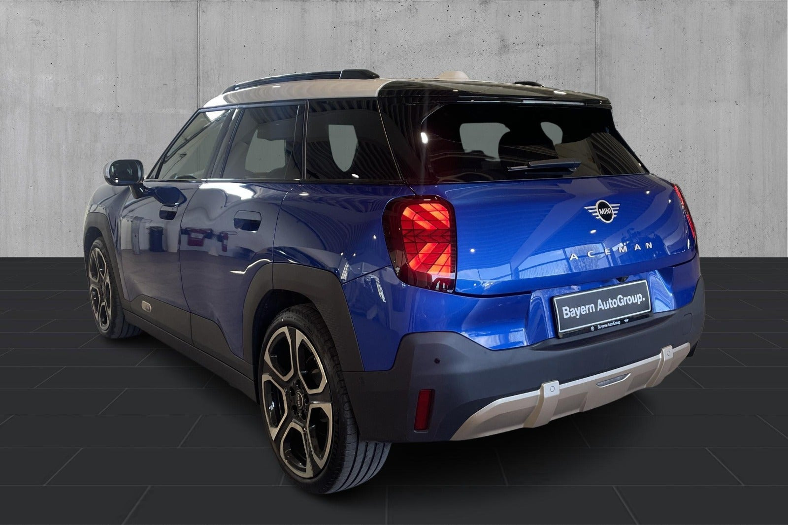 Blå Mini Cooper E fra 2025