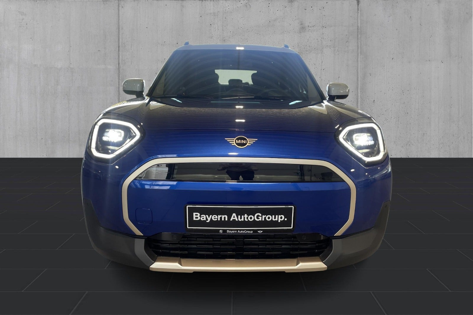Blå Mini Cooper E fra 2025