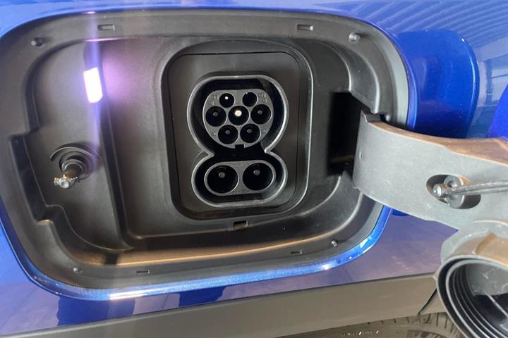 Blå Mini Cooper E fra 2025