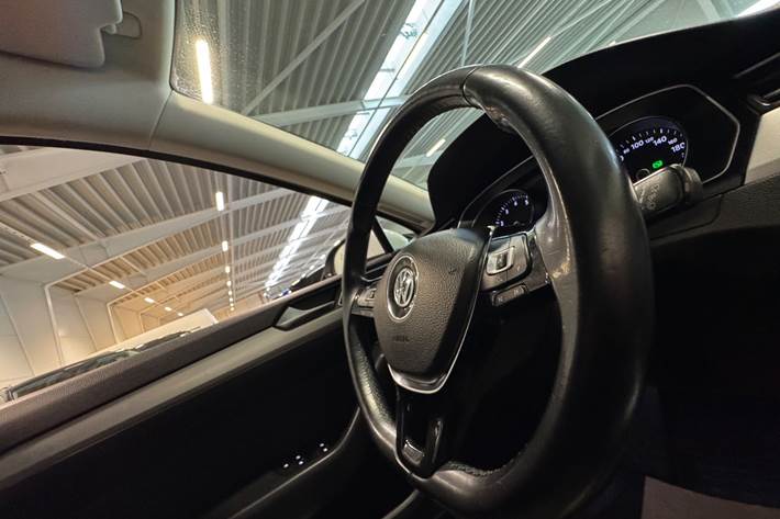 Hvid VW Passat fra 2017
