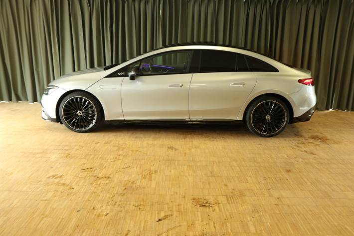Grøn Mercedes EQE500 fra 2024