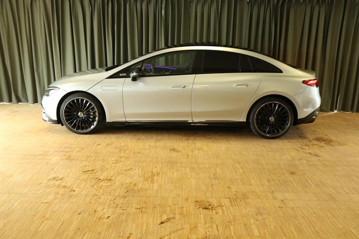 Grøn Mercedes EQE500 fra 2024