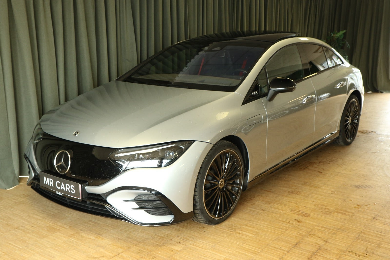 Grøn Mercedes EQE500 fra 2024