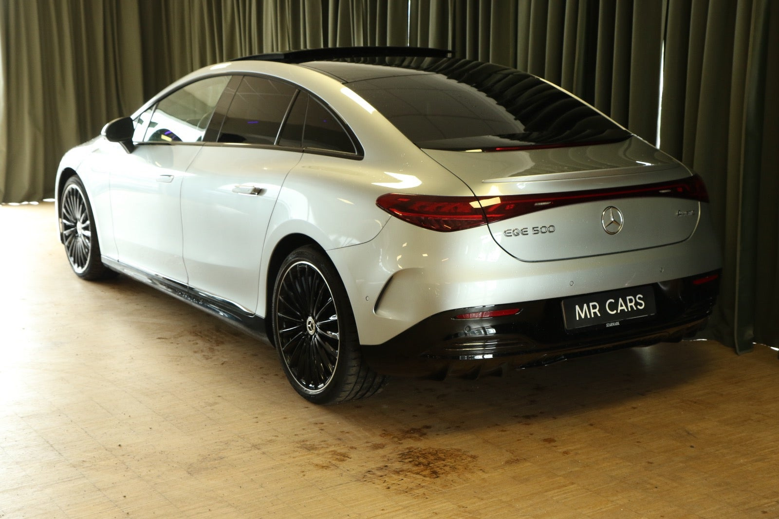Grøn Mercedes EQE500 fra 2024