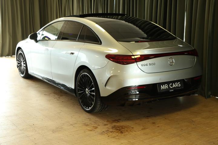 Grøn Mercedes EQE500 fra 2024