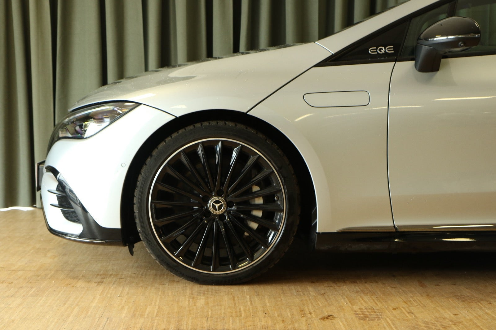 Grøn Mercedes EQE500 fra 2024