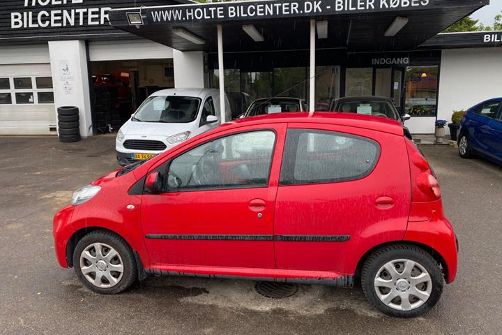 Rød Peugeot 107 fra 2010