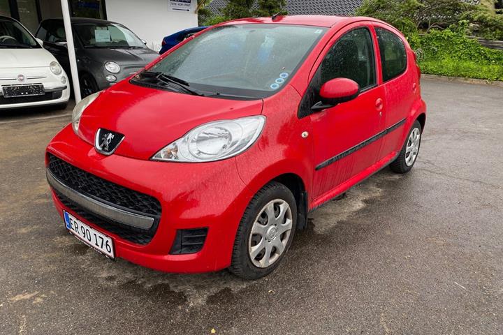 Rød Peugeot 107 fra 2010