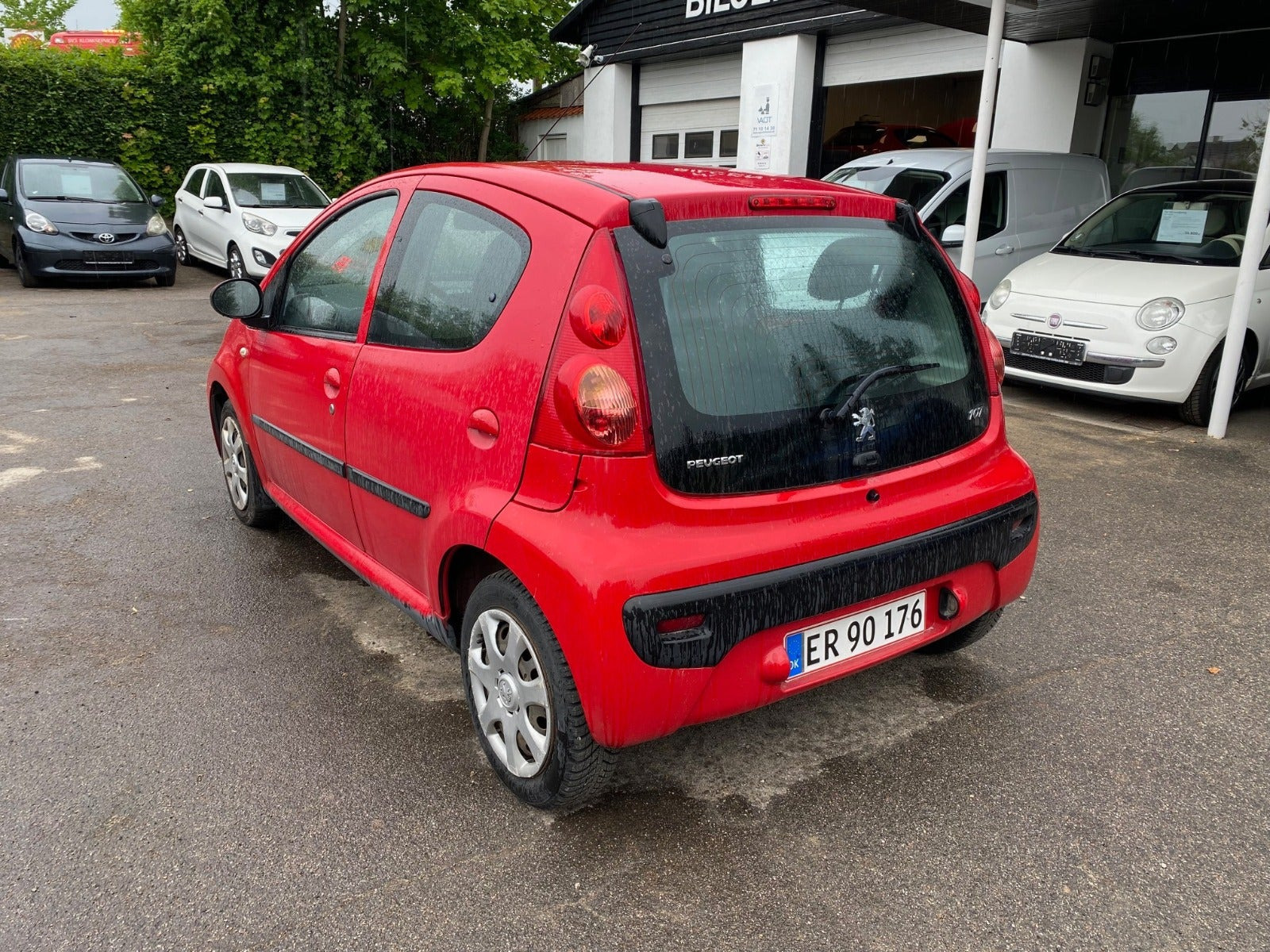 Rød Peugeot 107 fra 2010