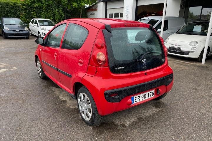 Rød Peugeot 107 fra 2010