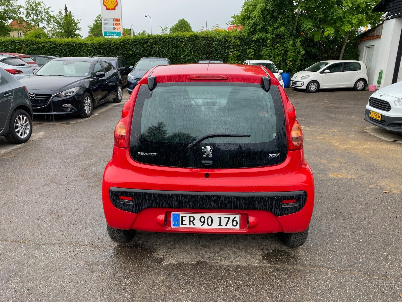 Rød Peugeot 107 fra 2010