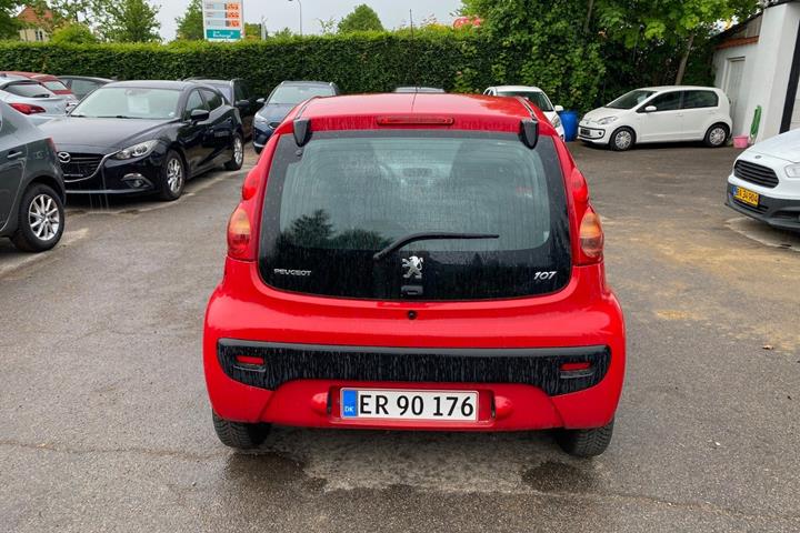 Rød Peugeot 107 fra 2010