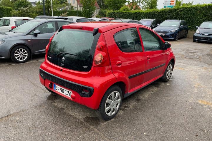 Rød Peugeot 107 fra 2010