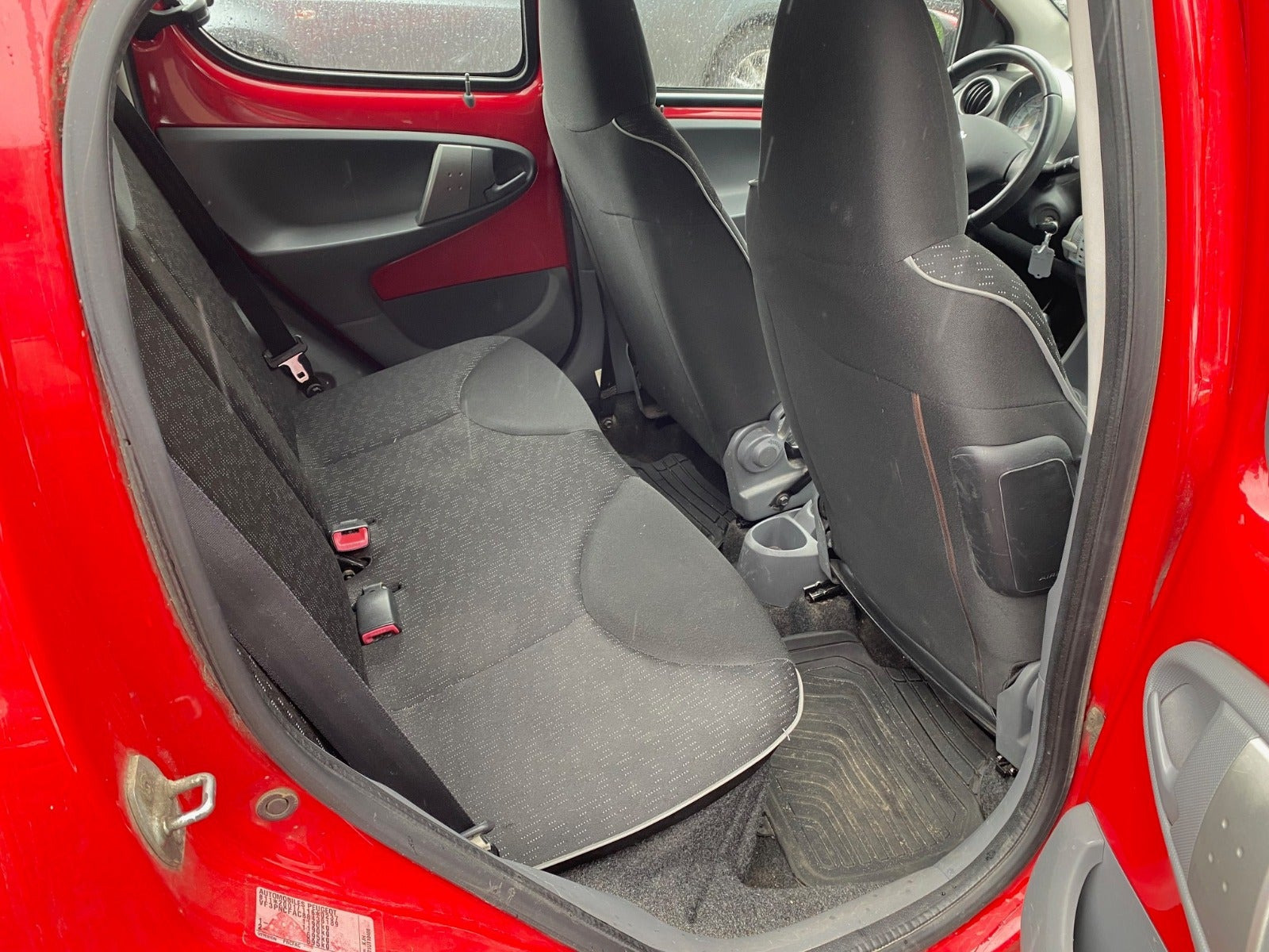 Rød Peugeot 107 fra 2010