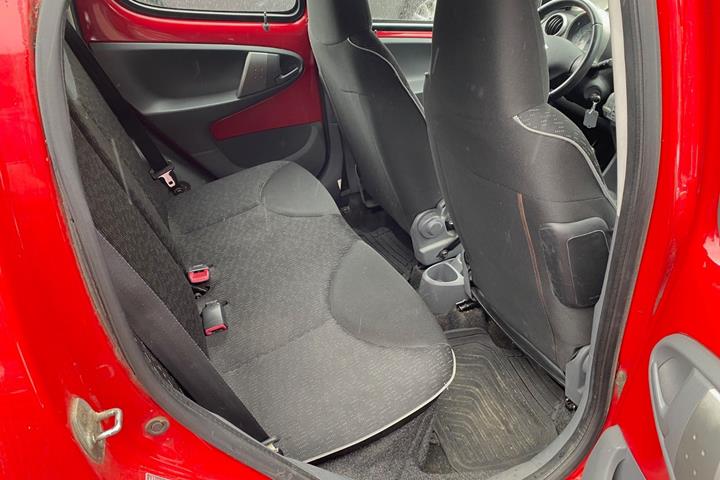 Rød Peugeot 107 fra 2010